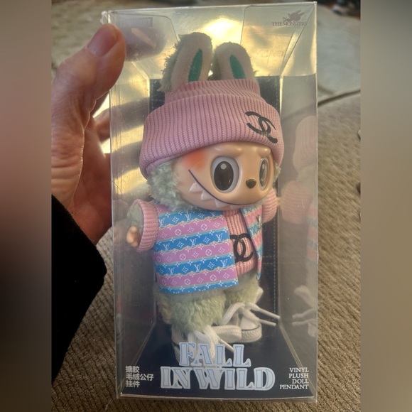 Fall in Wild LABUBU WITH DESIGNER OUTFIT - Picture 3 of 8